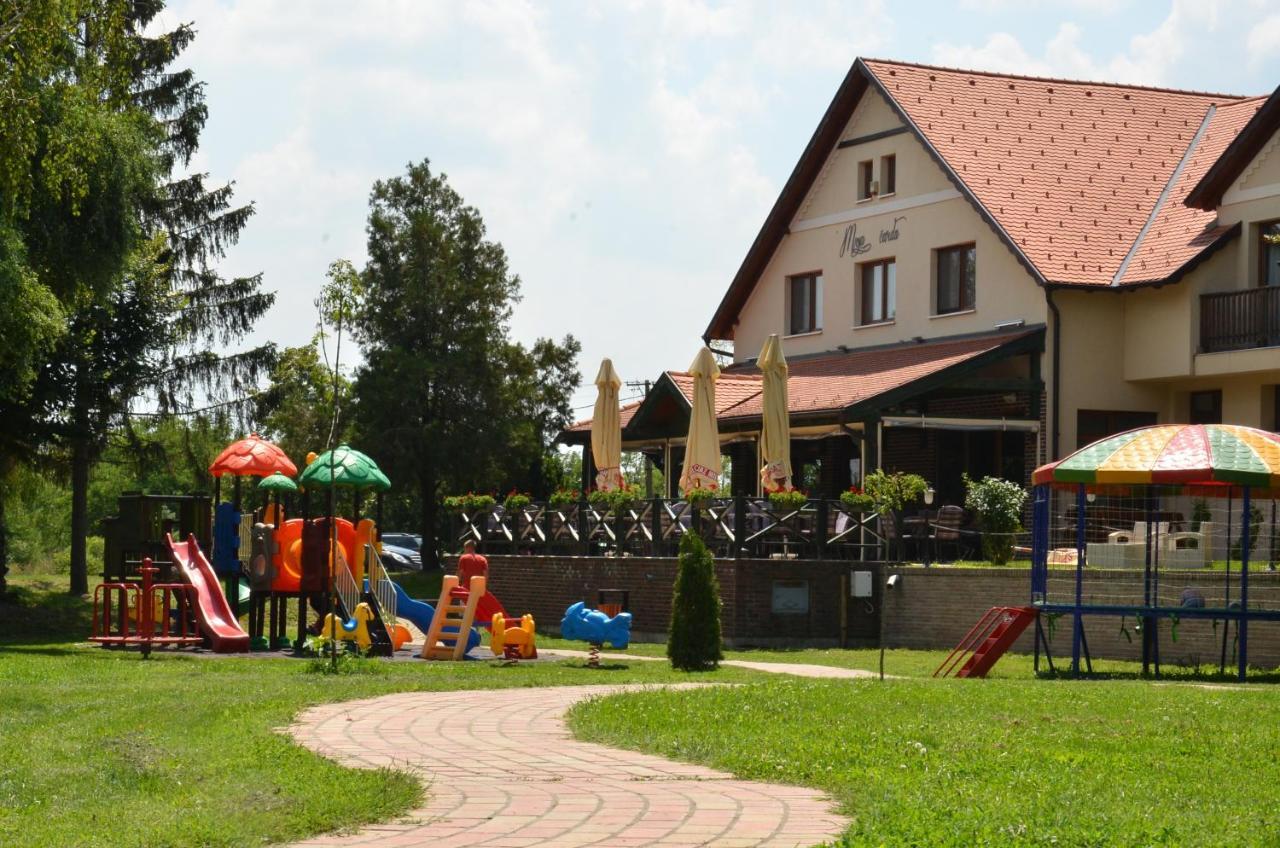 Hotel Moja Carda Temerin Екстер'єр фото